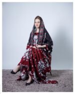 ثوب أحمر اللون مصنوع من القطن بتصميم جميل مطبوع عليه شيلة متناسقة مخيطة على الطراز الظفاري