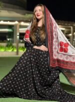 ثوب أسود اللون مصنوع من القطن بتصميم باللون الأحمر مطبوع عليه شيلة متناسقة مخيطة على الطراز الظفاري