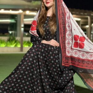 ثوب أسود اللون مصنوع من القطن بتصميم باللون الأحمر مطبوع عليه شيلة متناسقة مخيطة على الطراز الظفاري