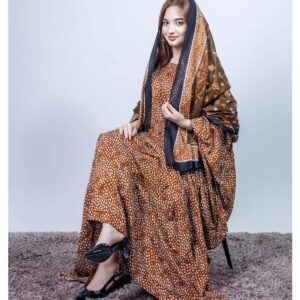 ثوب بني اللون مصنوع من القطن بتصميم جميل مطبوع عليه شيلة متناسقة مخيطة على الطراز الظفاري
