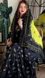 ثوب أسود اللون مصنوع من القطن بتصميم جميل مطبوع عليه شيلة متناسقة مخيطة على الطراز الظفاري