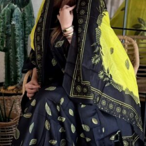 ثوب أسود اللون مصنوع من القطن بتصميم جميل مطبوع عليه شيلة متناسقة مخيطة على الطراز الظفاري