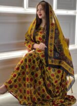 ثوب أصفر اللون مصنوع من القطن مع تصميم زهرة حمراء جميلة مطبوعة مع شيلة متناسقة مخيطة على الطراز الظفاري والجلابية