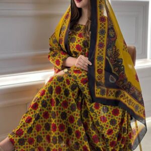 ثوب أصفر اللون مصنوع من القطن مع تصميم زهرة حمراء جميلة مطبوعة مع شيلة متناسقة مخيطة على الطراز الظفاري