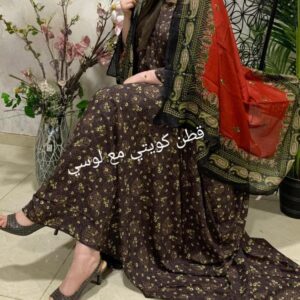 ثوب مهرون مصنوع من القطن الكويتي بتصميم جميل مطبوع عليه شيلة متناسقة مخيطة على الطراز الظفاري