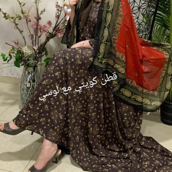 ثوب مهرون مصنوع من القطن الكويتي بتصميم جميل مطبوع عليه شيلة متناسقة مخيطة على الطراز الظفاري