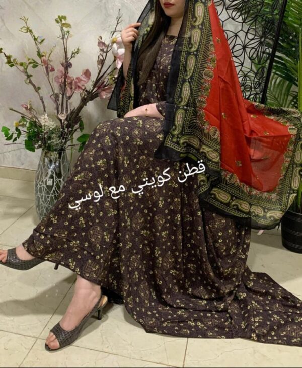 ثوب مهرون مصنوع من القطن الكويتي بتصميم جميل مطبوع عليه شيلة متناسقة مخيطة على الطراز الظفاري