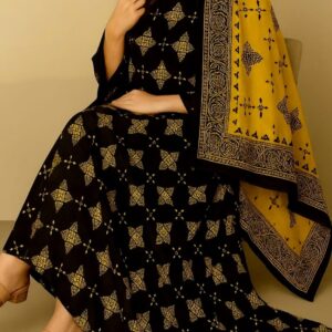 ثوب أسود اللون مصنوع من القطن بتصميم جميل مطبوع عليه شيلة متناسقة مخيطة على الطراز الظفاري