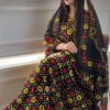 ثوب أسود اللون مصنوع من القطن مع تصميم زهرة حمراء جميلة مطبوعة مع شيلة متناسقة مخيطة على الطراز الظفاري