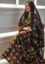 ثوب أسود اللون مصنوع من القطن مع تصميم زهرة حمراء جميلة مطبوعة مع شيلة متناسقة مخيطة على الطراز الظفاري والجلابية
