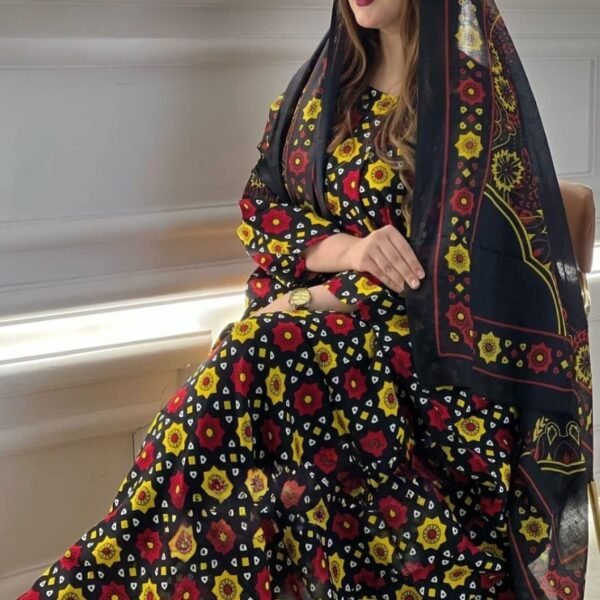 ثوب أسود اللون مصنوع من القطن مع تصميم زهرة حمراء جميلة مطبوعة مع شيلة متناسقة مخيطة على الطراز الظفاري والجلابية