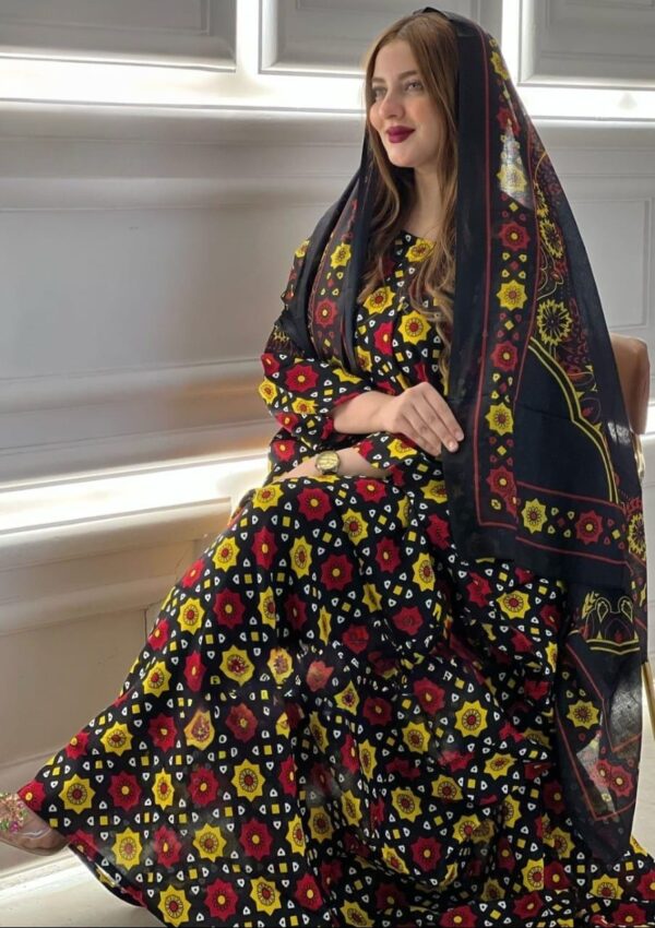 ثوب أسود اللون مصنوع من القطن مع تصميم زهرة حمراء جميلة مطبوعة مع شيلة متناسقة مخيطة على الطراز الظفاري