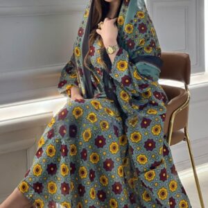ثوب رمادي اللون مصنوع من القطن مع تصميم زهرة حمراء جميلة مطبوعة مع شيلة متناسقة مخيطة على الطراز الظفاري