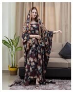 ثوب بني اللون مصنوع من القطن بتصميم زهور جميلة مطبوع عليه شيلة متناسقة مخيطة على الطراز الظفاري، متوفر مخيط وغير مخيط