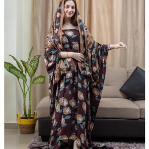 ثوب بني اللون مصنوع من القطن بتصميم زهور جميلة مطبوع عليه شيلة متناسقة مخيطة على الطراز الظفاري، متوفر مخيط وغير مخيط