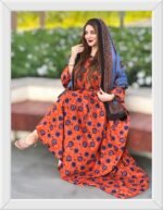 ثوب برتقالي اللون مصنوع من القطن بتصميم زهور جميلة مطبوع عليه شيلة متناسقة مخيطة على الطراز الظفاري، متوفر مخيط وغير مخيط