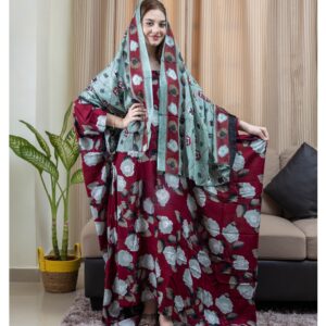 ثوب أحمر اللون مصنوع من القطن بتصميم زهور جميلة مطبوع عليه شيلة متناسقة مخيطة على الطراز الظفاري، متوفر مخيط وغير مخيط