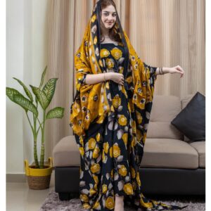 ثوب أسود اللون مصنوع من القطن بتصميم زهور جميلة مطبوع عليه شيلة متناسقة مخيطة على الطراز الظفاري، متوفر مخيط وغير مخيط