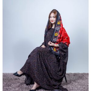 ثوب أسود اللون مصنوع من القطن بتصميم جميل مطبوع عليه شيلة متناسقة مخيطة على الطراز الظفاري