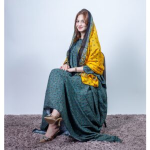 ثوب فيروزي ملون مصنوع من القطن بتصميم جميل مطبوع مع شيلة متناسقة مخيطة على الطراز الظفاري