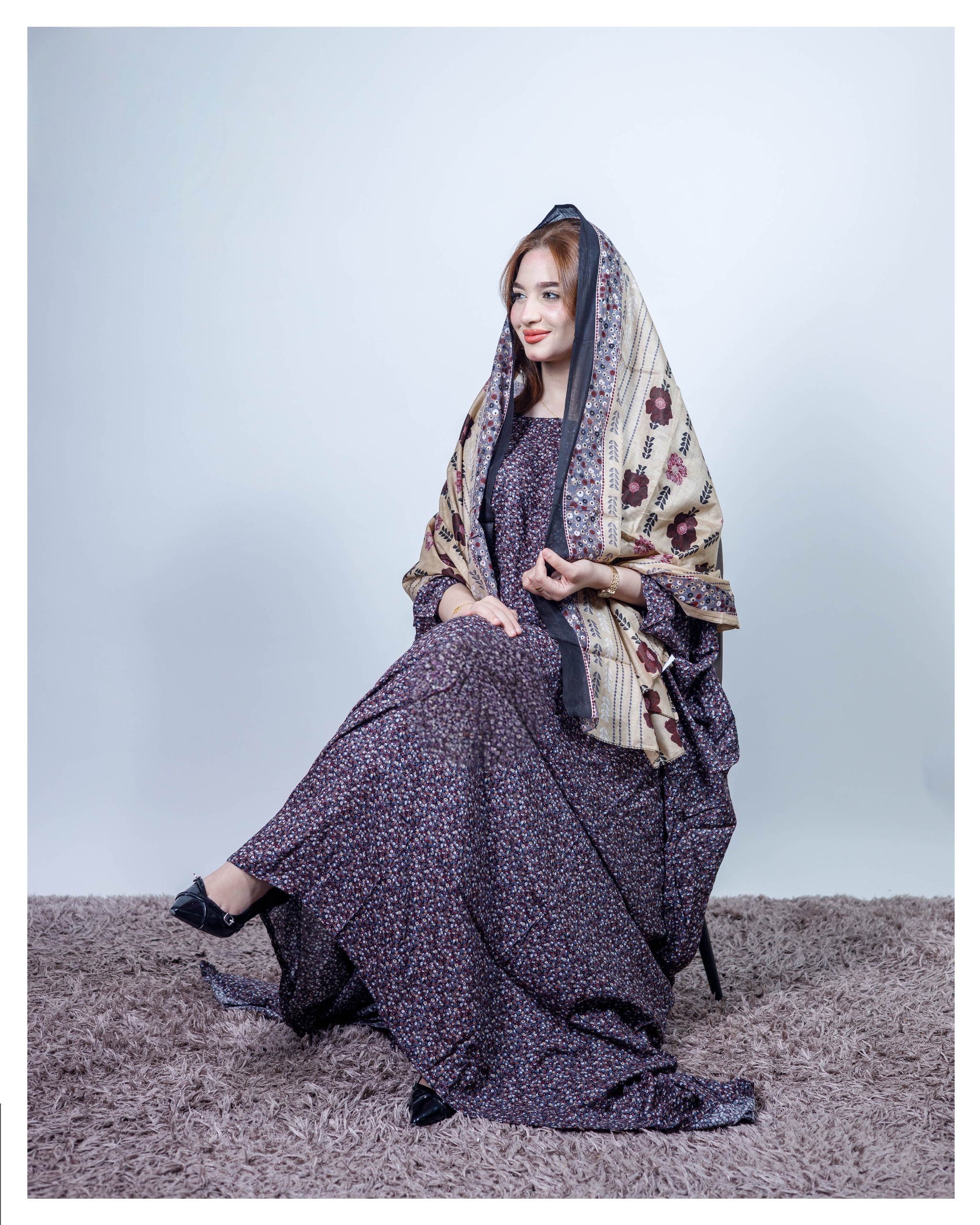 ثوب متعدد الألوان مصنوع من القطن بتصميم زهور جميلة مطبوع عليه شيلة متناسقة مخيطة على الطراز الظفاري، متوفر أيضًا بدون خياطة