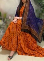 ثوب برتقالي اللون مصنوع من القطن بتصميم جميل مطبوع مع شيلة متناسقة مخيطة على الطراز الظفاري ومتوفر أيضًا بدون خياطة