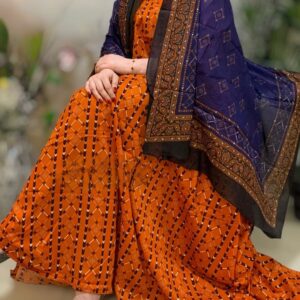 ثوب برتقالي اللون مصنوع من القطن بتصميم جميل مطبوع مع شيلة متناسقة مخيطة على الطراز الظفاري ومتوفر أيضًا بدون خياطة