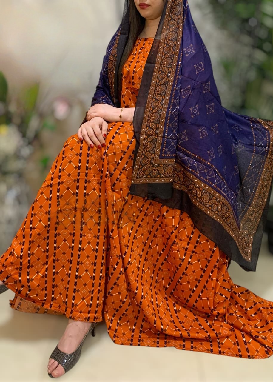 ثوب برتقالي اللون مصنوع من القطن بتصميم جميل مطبوع مع شيلة متناسقة مخيطة على الطراز الظفاري ومتوفر أيضًا بدون خياطة