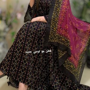 ثوب أسود اللون مصنوع من القطن بتصميم جميل مطبوع مع شيلة متناسقة مخيطة على الطراز الظفاري ومتوفر أيضًا بدون خياطة