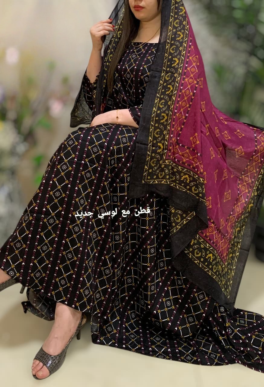 ثوب أسود اللون مصنوع من القطن بتصميم جميل مطبوع مع شيلة متناسقة مخيطة على الطراز الظفاري ومتوفر أيضًا بدون خياطة