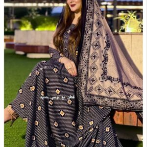 ثوب أسود اللون مصنوع من القطن بتصميم جميل مطبوع مع شيلة متناسقة مخيطة على الطراز الظفاري ومتوفر أيضًا بدون خياطة