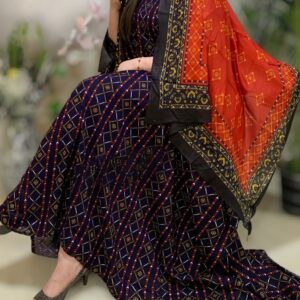 ثوب أزرق اللون مصنوع من القطن بتصميم جميل مطبوع مع شيلة متناسقة مخيطة على الطراز الظفاري ومتوفر أيضًا بدون خياطة