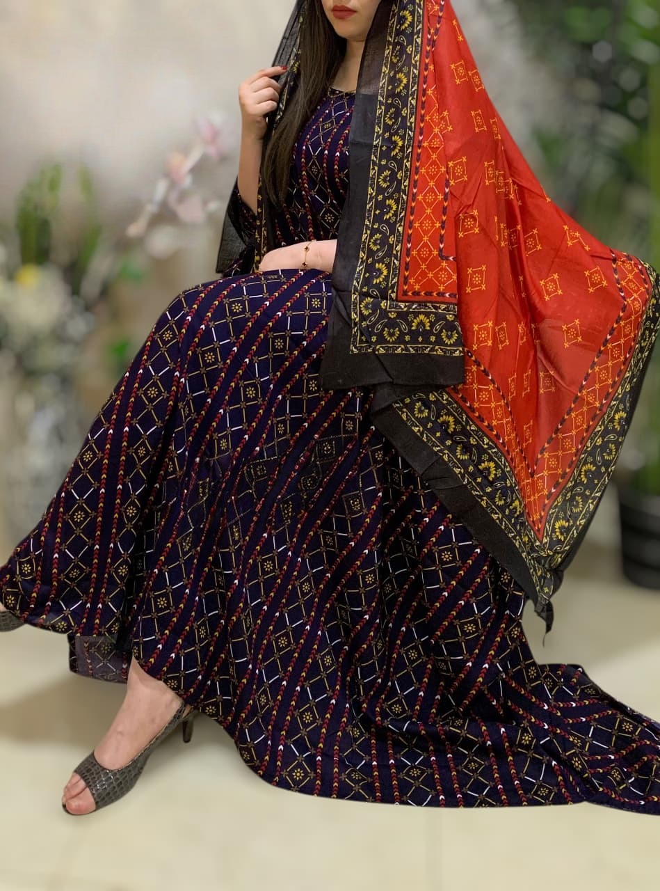 ثوب أزرق اللون مصنوع من القطن بتصميم جميل مطبوع مع شيلة متناسقة مخيطة على الطراز الظفاري ومتوفر أيضًا بدون خياطة