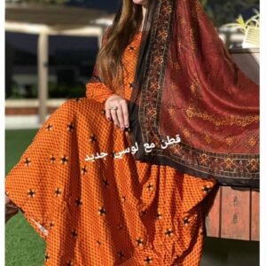 ثوب برتقالي اللون مصنوع من القطن بتصميم جميل مطبوع مع شيلة متناسقة مخيطة على الطراز الظفاري ومتوفر أيضًا بدون خياطة