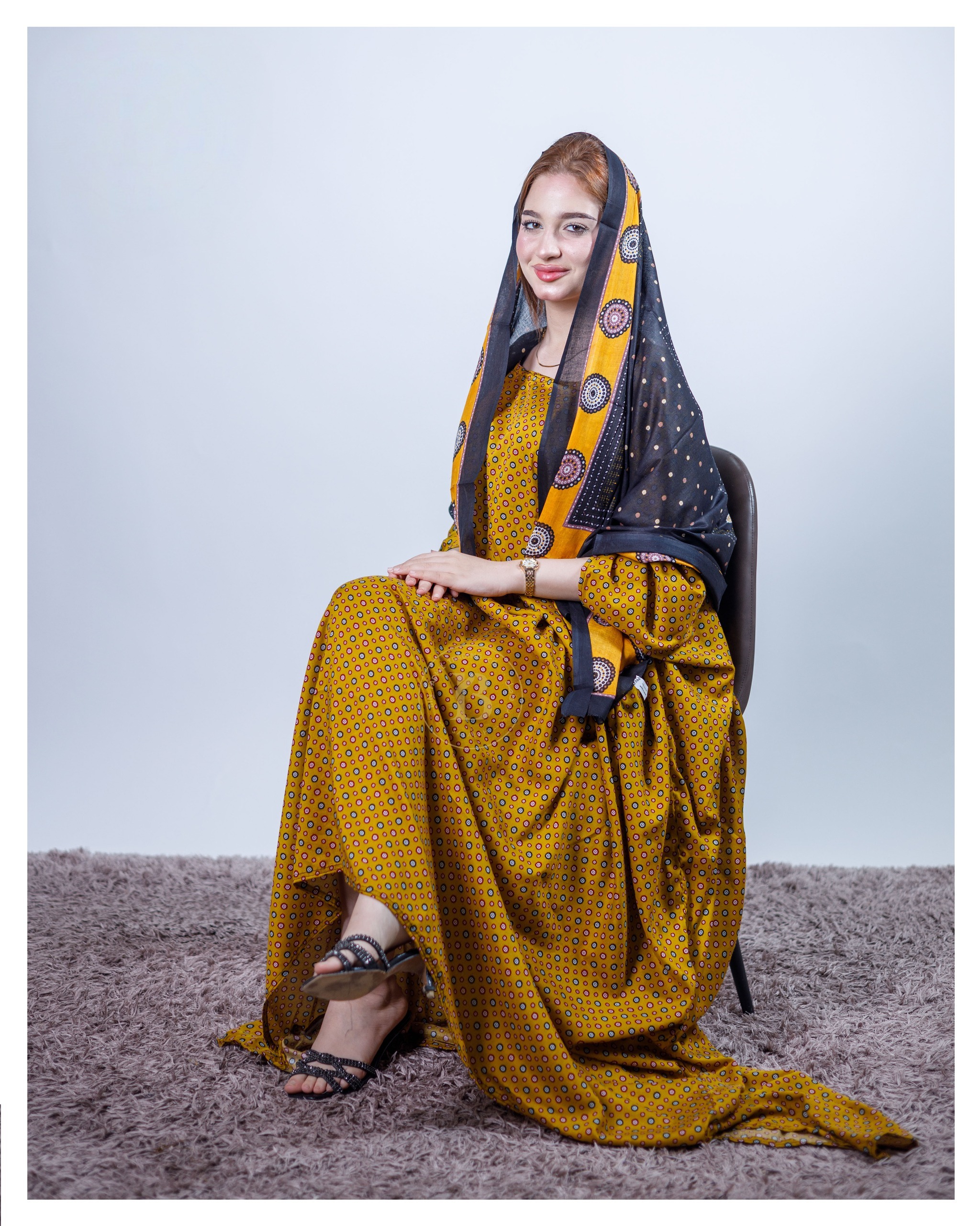 ثوب أصفر اللون مصنوع من القطن بتصميم بولكا جميل مطبوع عليه شيلة متناسقة مخيطة على الطراز الظفاري، متوفر أيضًا بدون خياطة