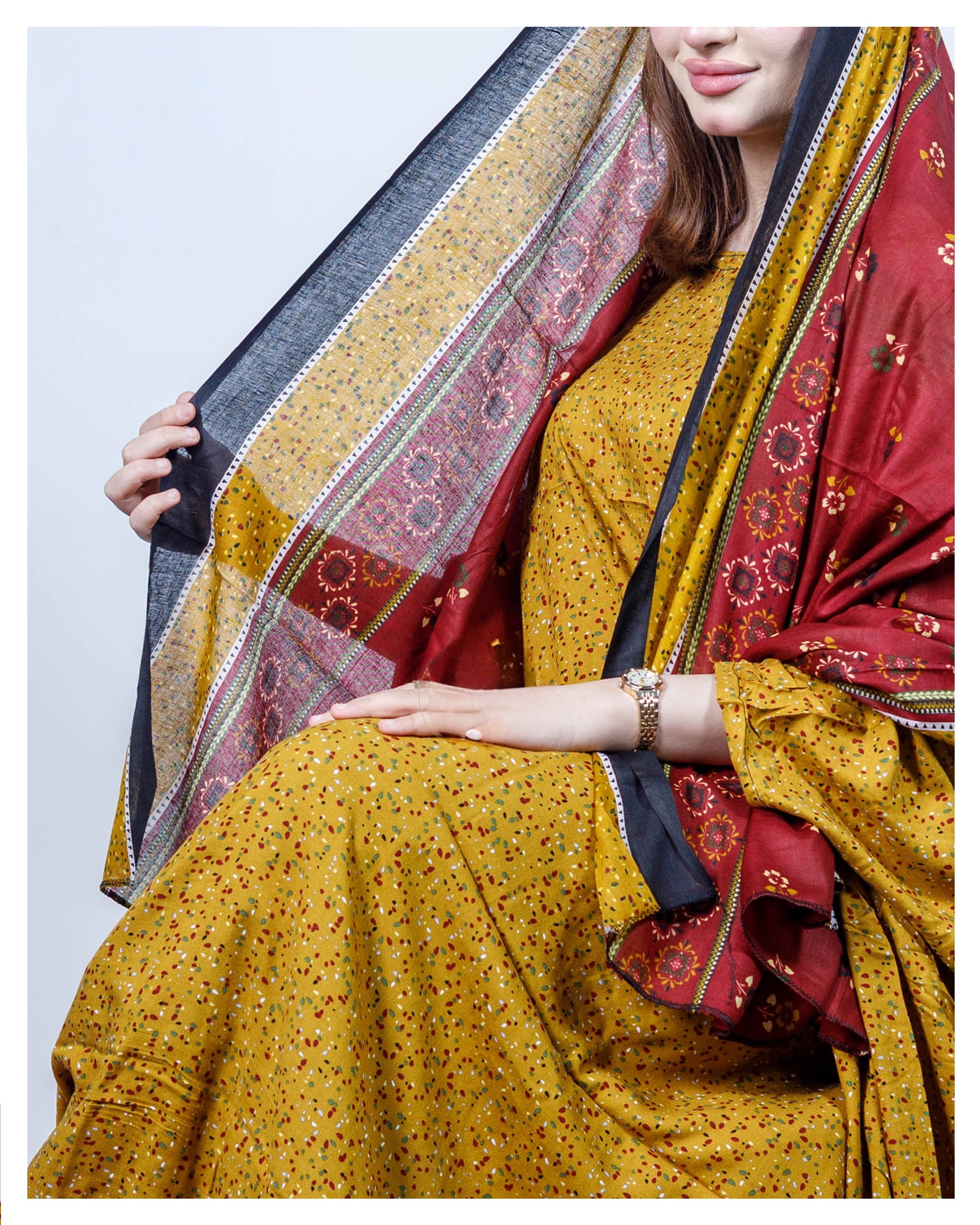 ثوب باللون الأصفر مصنوع من القطن بتصميم جميل مطبوع مع شيلة متناسقة مخيطة على الطراز الظفاري ومتوفر أيضًا بدون خياطة