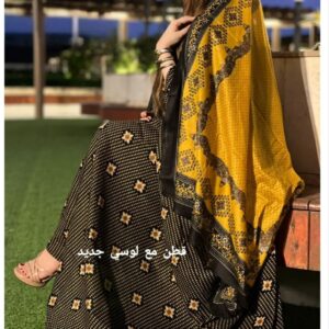 ثوب أسود اللون مصنوع من القطن بتصميم جميل مطبوع مع شيلة متناسقة مخيطة على الطراز الظفاري ومتوفر أيضًا بدون خياطة