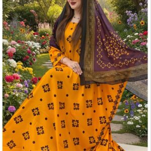 ثوب أصفر اللون مصنوع من القطن بتصميم جميل مطبوع عليه شيلة متناسقة مخيطة على الطراز الظفاري ومتوفر أيضًا بدون خياطة