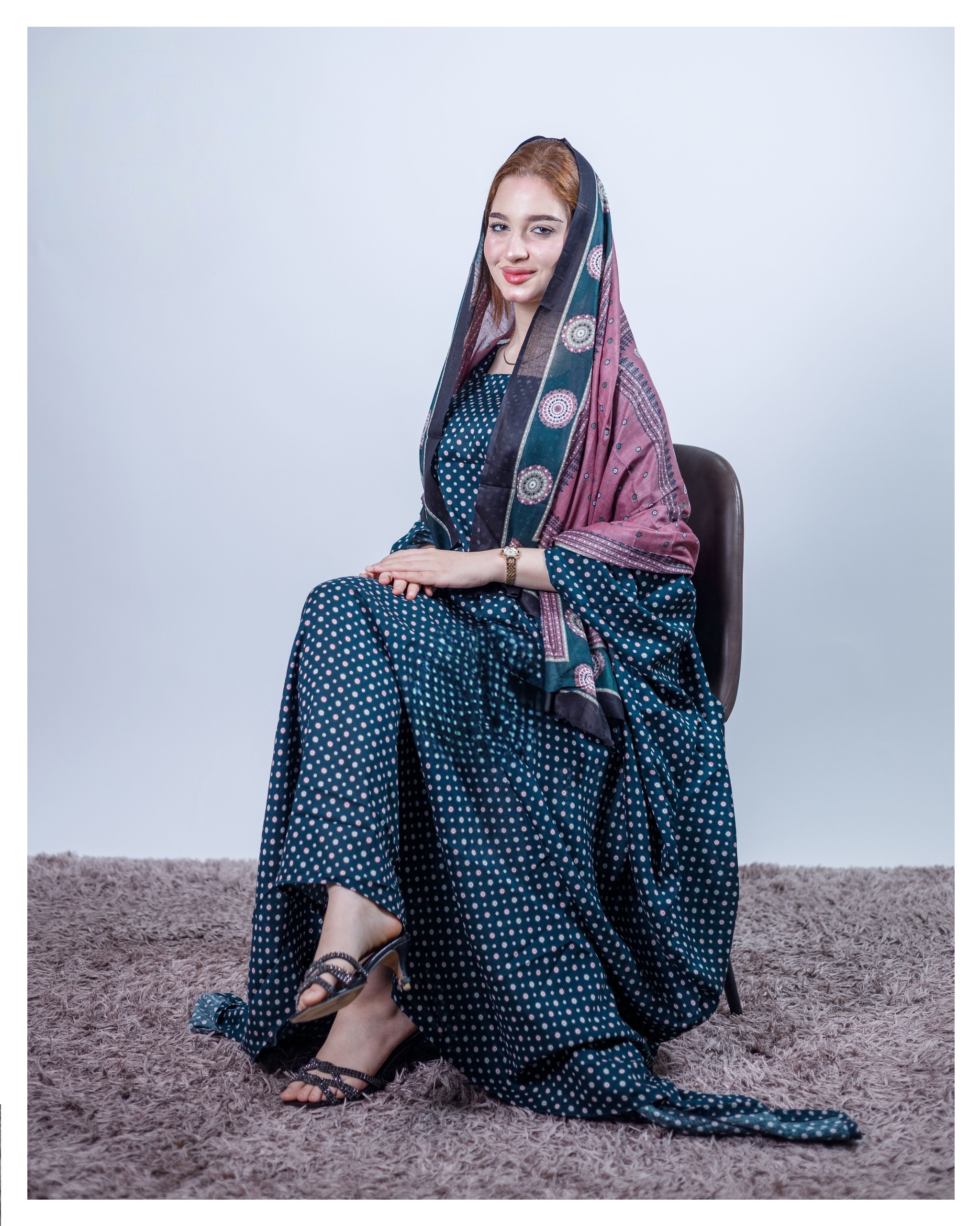 ثوب بلون أخضر بحري مصنوع من القطن بتصميم بولكا جميل مطبوع عليه شيلة متناسقة مخيطة على الطراز الظفاري، متوفر أيضًا بدون خياطة