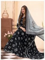 ثوب أسود اللون مصنوع من القطن بتصميم جميل مطبوع عليه شيلة متناسقة مخيطة على الطراز الظفاري ومتوفر أيضًا بدون خياطة والجلابية