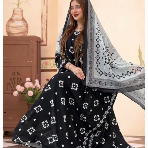 ثوب أسود اللون مصنوع من القطن بتصميم جميل مطبوع عليه شيلة متناسقة مخيطة على الطراز الظفاري ومتوفر أيضًا بدون خياطة والجلابية