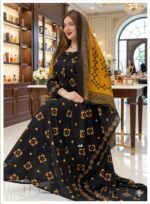 ثوب أسود اللون مصنوع من القطن بتصميم جميل مطبوع عليه شيلة متناسقة مخيطة على الطراز الظفاري ومتوفر أيضًا بدون خياطة