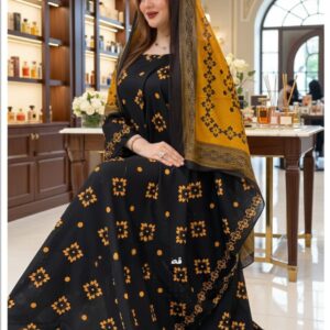 ثوب أسود اللون مصنوع من القطن بتصميم جميل مطبوع عليه شيلة متناسقة مخيطة على الطراز الظفاري ومتوفر أيضًا بدون خياطة