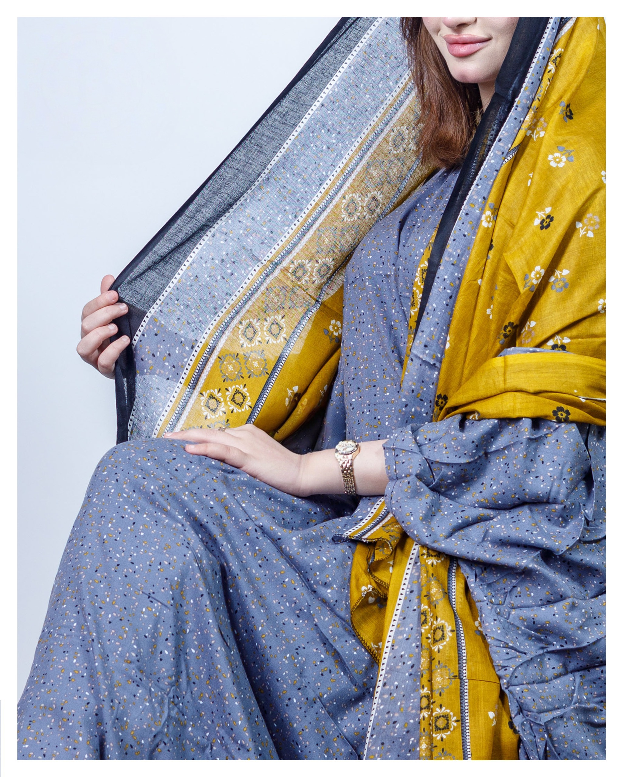 ثوب أزرق اللون مصنوع من القطن بتصميم جميل مطبوع مع شيلة متناسقة مخيطة على الطراز الظفاري ومتوفر أيضًا بدون خياطة