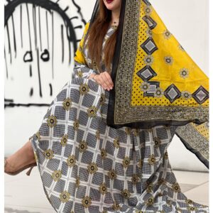 ثوب أبيض اللون مصنوع من القطن بتصميم زهور جميلة مطبوع عليه شيلة متناسقة مخيطة على الطراز الظفاري