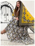 ثوب أبيض اللون مصنوع من القطن بتصميم زهور جميلة مطبوع عليه شيلة متناسقة مخيطة على الطراز الظفاري