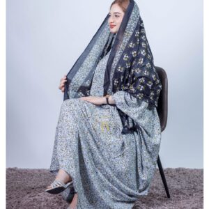 ثوب أبيض عاجي مصنوع من القطن بتصميم زهور جميلة مطبوع عليه شيلة متناسقة مخيطة على الطراز الظفاري