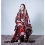 ثوب أحمر اللون مصنوع من القطن بتصميم جميل مطبوع عليه شيلة متناسقة مخيطة على الطراز الظفاري والجلابية