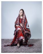 ثوب أحمر اللون مصنوع من القطن بتصميم جميل مطبوع عليه شيلة متناسقة مخيطة على الطراز الظفاري والجلابية