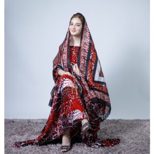 ثوب أحمر اللون مصنوع من القطن بتصميم جميل مطبوع عليه شيلة متناسقة مخيطة على الطراز الظفاري